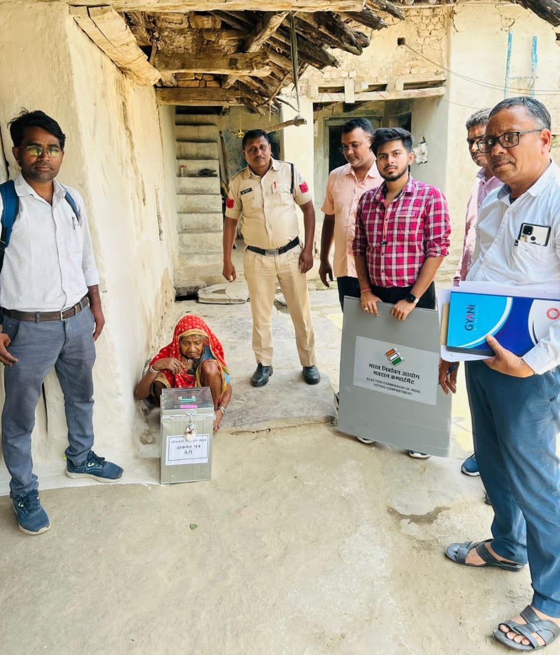 राजनांदगांव संसदीय क्षेत्र के अंतर्गत जिले के दोनों विधानसभा में डाकमत पत्र के माध्यम से मतदान कराने मतदान दल रवाना 1 WhatsApp Image 2024 04 15 at 2.03.51 PM 1
