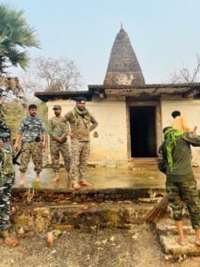 नक्सलगढ़ सुकमा में 21 साल बाद खत्म हुआ भगवान राम का वनवास, सीआरपीएफ ने खोला मंदिर का कपाट 2 cg bst 01 rammandir avb cg10040 09042024092058 0904f 1712634658 458