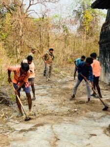 नक्सलगढ़ सुकमा में 21 साल बाद खत्म हुआ भगवान राम का वनवास, सीआरपीएफ ने खोला मंदिर का कपाट 3 cg bst 01 rammandir avb cg10040 09042024092058 0904f 1712634658 64