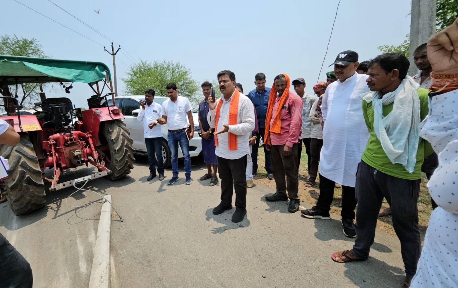 सड़क पर घसीटते हुए विद्युत पोल ले जाते देख उप-मुख्यमंत्री हुए नाराज 1 29c876e3 ec6b 423d 8895 9ceedf6f9b4c 1