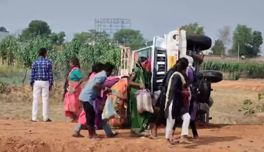 कोरिया में हुआ कवर्धा जैसा हादसा, धौराटिकरा मोड़ के पास पलटी मजदूरों से भरी पिकअप 1 3752799 untitled 51 copy