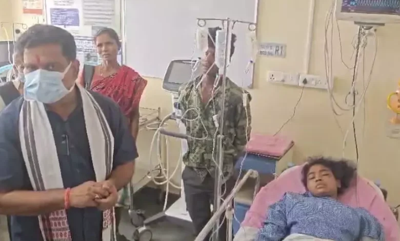 रायपुर AIIMS पहुंचे गृहमंत्री विजय शर्मा, IED ब्लास्ट में घायल महिलाओं का जाना हालचाल 6 3754502 untitled 37 copy