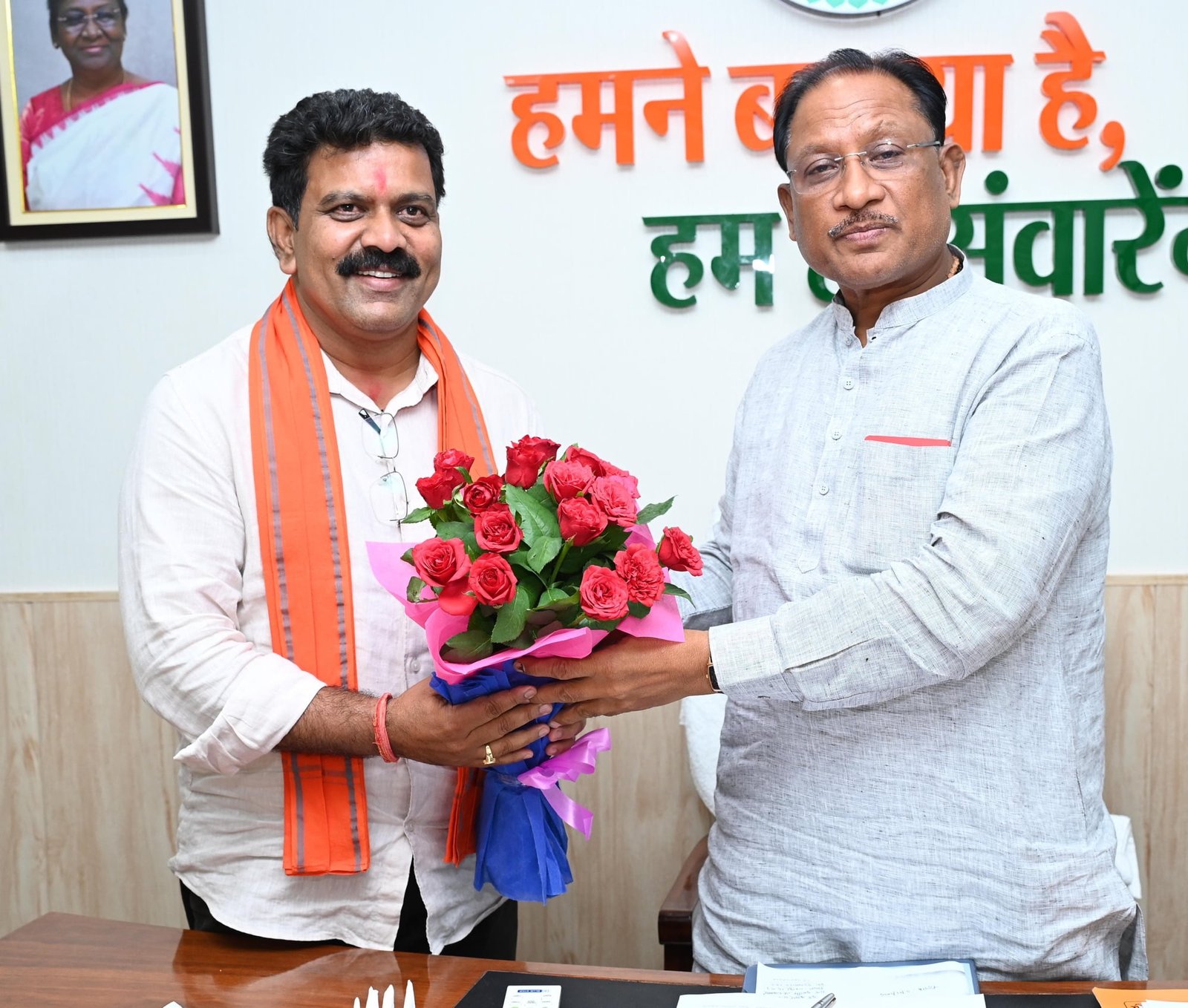 मुख्यमंत्री द्वारा गौवंश अभ्यारण्य बनाने की घोषणा पर उपमुख्यमंत्री विजय शर्मा ने मुख्यमंत्री से मिलकर बधाई एवं धन्यवाद दिया 1 4773a35d b445 47eb 8101 61c590a19ab0 1