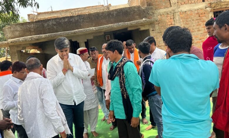 दुर्घटना प्रभावित परिवारों से मिलने सेमरहा पहुंचे अभिषेक सिंह 7 6a994fb3 bad0 49bd 8f2c 94f21ab73929 1