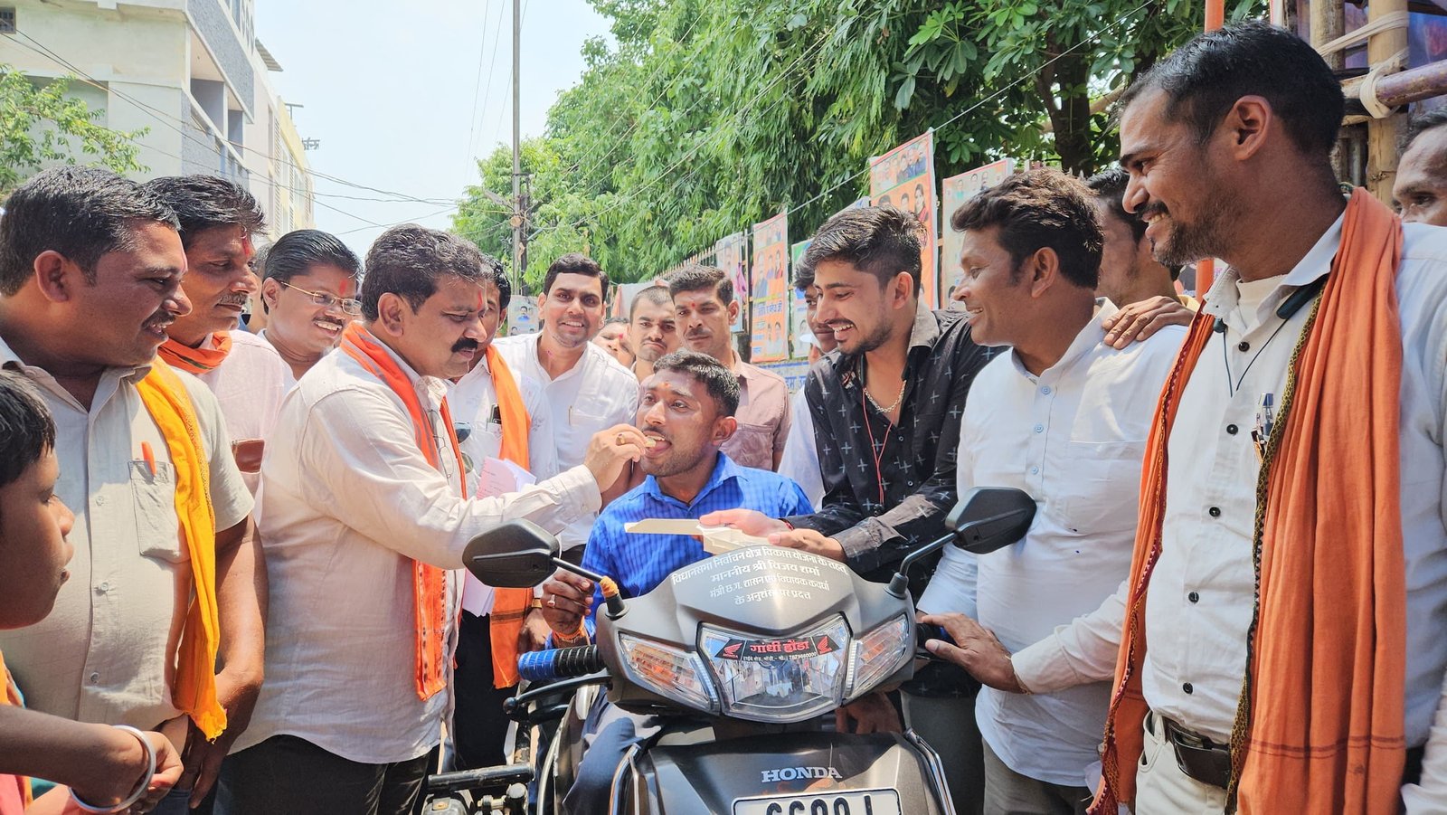 उपमुख्यमंत्री विजय शर्मा के प्रयासों से मोटर चलित स्कूटी पाकर खुश हुआ नागेश कुम्भकार 1 78dab168 11f2 46e6 a7fb 2001249feb1d 1