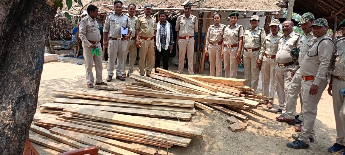 डॉ के मैचियो मुख्य वनसंरक्षक दुर्ग ,वृत दुर्ग के द्वारा वनों की अवैध कटाई एवम वन अपराध पर नियंत्रण हेतु प्राप्त निर्देशों के तारतम्य में श्री शशि कुमार वनमण्डलाधिकारी कवर्धा, वनमण्डल कवर्धा के निर्देशानुसार एवम उपवनमंडलाधिकारी पंडरिया श्री सुयश धर दीवान के मार्गदर्शन में छापा मार कार्यवाही कर साल, सागौन काष्ठ जप्त किया गया 1 9a38e3af 118f 408e bb48 31cdf6ce71cb 1