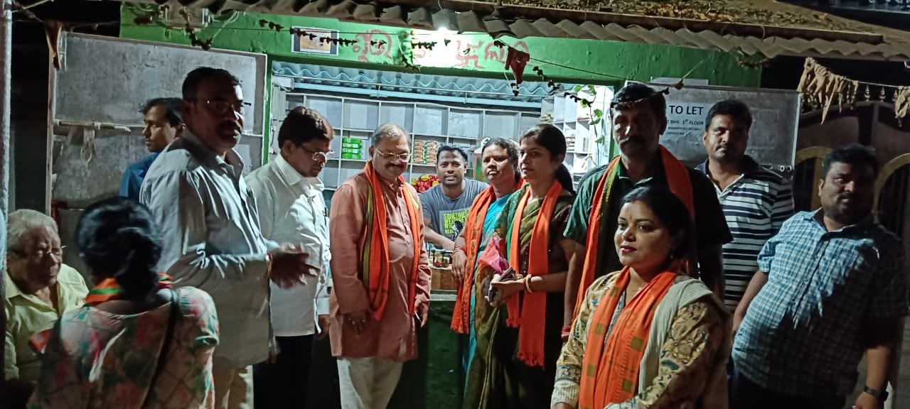 सांसद संतोष पाण्डेय और कवर्धा भाजपा जिलाध्यक्ष अशोक साहू ने लोकसभा और विधानसभा चुनाव के लिए ओडिशा में झोंकी ताकत, BJP प्रत्याशी के पक्ष में किया जनसंपर्क 1 WhatsApp Image 2024 05 19 at 1.12.41 PM