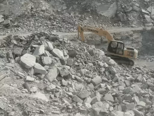 गिट्टी खदान बंद करने की मांग, ग्रामीण हुए लामबंद:कबीरधाम में कलेक्ट्रेट घेराव करने पहुंची महिलाएं, तत्काल खदान बंद करने की मांग 1 comp 25 1715418985