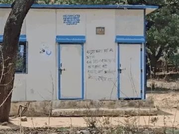 नक्सलियों ने जारी की 10 DRG जवानों की हिट लिस्ट:बीजापुर के भैरमगढ़ इलाके में पोस्टर लगाए;बेगुनाह ग्रामीणों की पिटाई का आरोप,मजदूरों को भी धमकी 1 img 4474