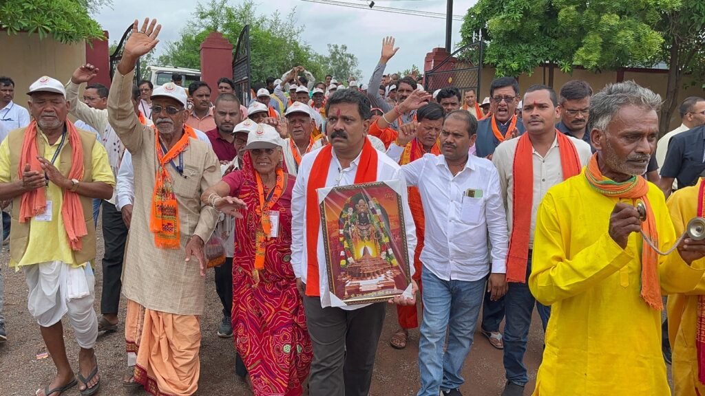 उपमुख्यमंत्री विजय शर्मा ने श्री रामलला के दर्शन कर वापस कवर्धा पहुंचे श्रद्धालुओं का सीताराम संकीर्तन मंडली के साथ किया अभूतपूर्व स्वागत 3 15bf92e3 28f2 40c9 bab8 f342dce3a347 1