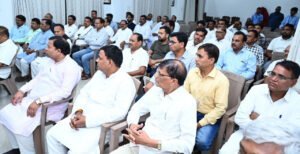 मुख्यमंत्री ने सतनामी समाज के प्रमुखों से की चर्चा, समाज के प्रमुखों ने कहा शांति और सौहार्द्रपूर्ण वातावरण के लिए मिलकर करेंगे कार्य 3 1718124227 88c939844e253d14b493