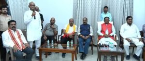 मुख्यमंत्री ने सतनामी समाज के प्रमुखों से की चर्चा, समाज के प्रमुखों ने कहा शांति और सौहार्द्रपूर्ण वातावरण के लिए मिलकर करेंगे कार्य 2 1718124246 1db23943f77d1a7c2b9a