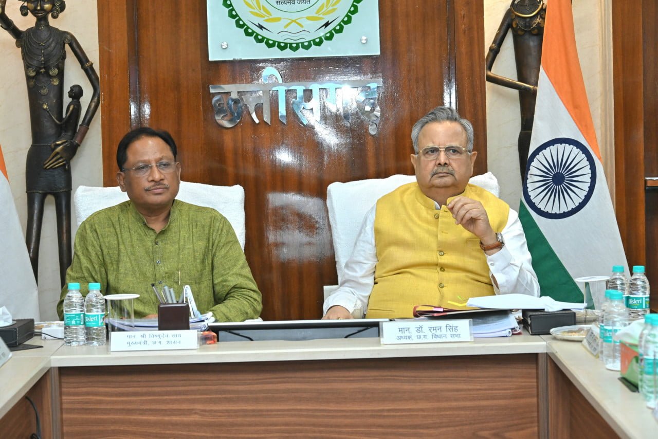 विधानसभा अध्यक्ष डॉ रमन सिंह और मुख्यमंत्री विष्णु देव साय नवा रायपुर में बन रहे विधानसभा के नवीन भवन निर्माण की प्रगति की समीक्षा 1 1718262722 b6c4a04f3e4105310821