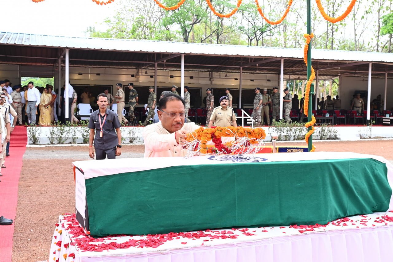 मुख्यमंत्री विष्णु देव साय ने नक्सली मुठभेड़ में शहीद जवान को दी श्रद्धांजलि 1 1718513992 80f7e73172a39a5f9a6f