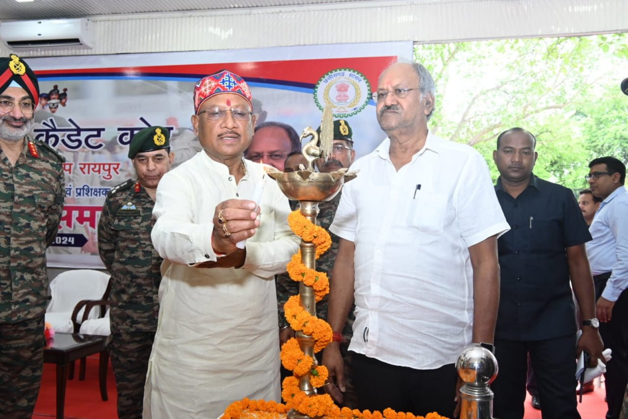 मुख्यमंत्री विष्णु देव साय रायपुर ग्रुप के एनसीसी प्रशिक्षकों और कैडेट सम्मान समारोह में हो रहे हैं शामिल 1 1718779342 957d878f190e15e76147