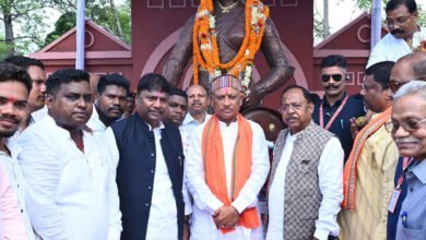 मुख्यमंत्री विष्णु देव साय राजधानी रायपुर के केनाल लिंक रोड स्थित वीरांगना रानी दुर्गावती की प्रतिमा पर माल्यार्पण कर उन्हें नमन किया 12 1719211520 c41d78673734c093529a