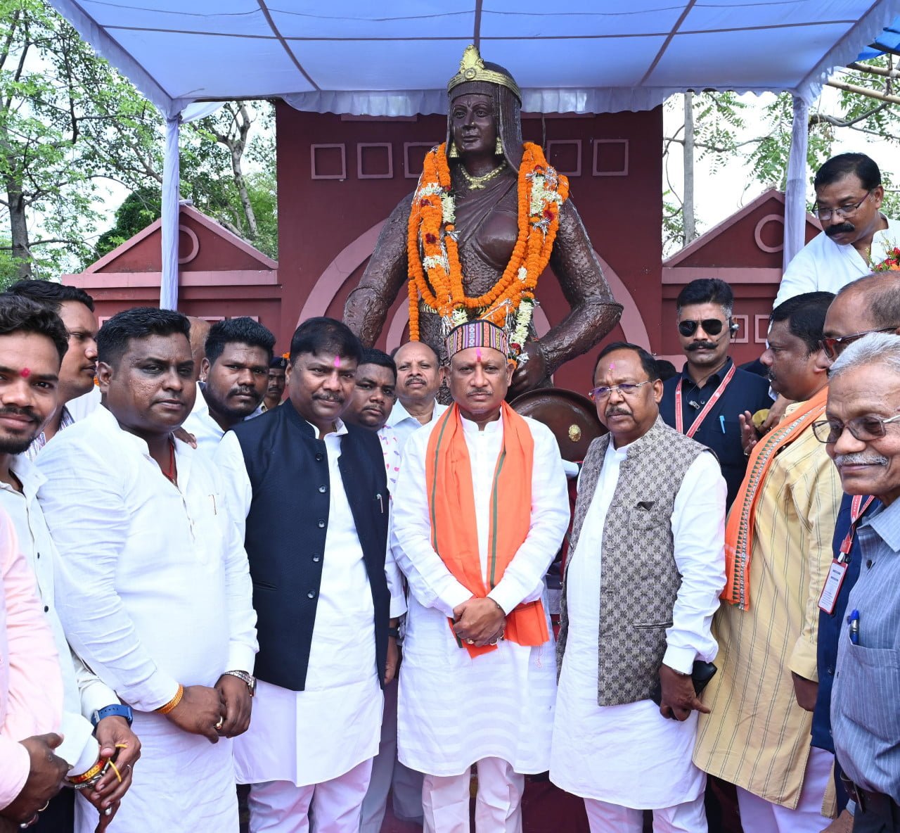 मुख्यमंत्री विष्णु देव साय राजधानी रायपुर के केनाल लिंक रोड स्थित वीरांगना रानी दुर्गावती की प्रतिमा पर माल्यार्पण कर उन्हें नमन किया 1 1719211520 c41d78673734c093529a