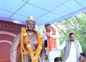 मुख्यमंत्री विष्णु देव साय राजधानी रायपुर के केनाल लिंक रोड स्थित वीरांगना रानी दुर्गावती की प्रतिमा पर माल्यार्पण कर उन्हें नमन किया 2 1719211545 c66a4d0595082914a31c