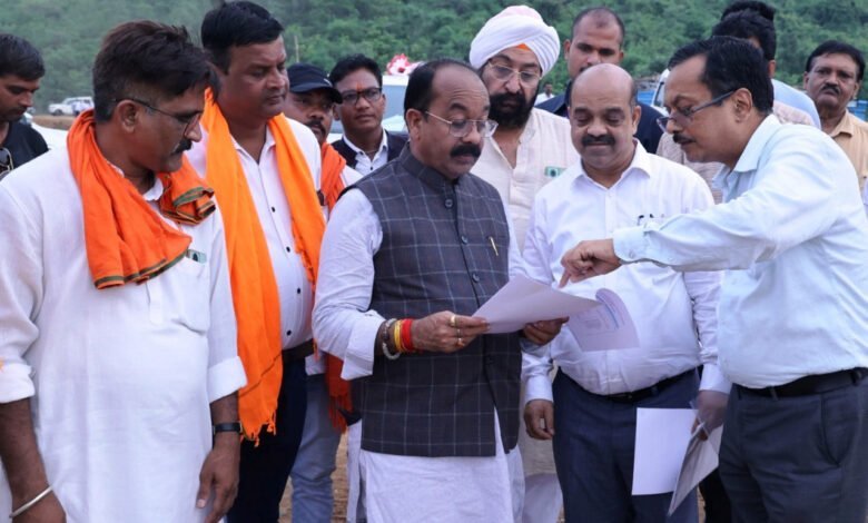 उप मुख्यमंत्रीअरुण साव ने मल्टी-विलेज जलप्रदाय योजना और सड़क निर्माण कार्यों का किया निरीक्षण 4 1719388347 0056cb8bf9ccdeea7154