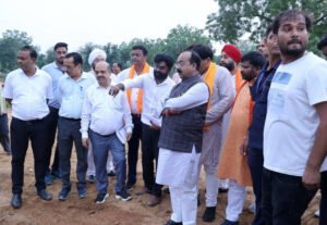 उप मुख्यमंत्रीअरुण साव ने मल्टी-विलेज जलप्रदाय योजना और सड़क निर्माण कार्यों का किया निरीक्षण 3 1719388438 e9f776b6948a8abb9cb2