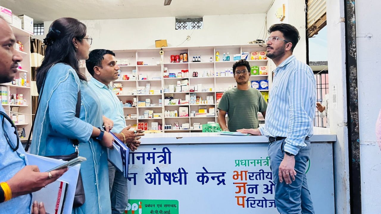 स्वास्थ्य सुविधाओं का जायजा लेने बलौदाबाज़ार कलेक्टर पहुँचे हॉस्पिटल, 30 बेड हॉस्पिटल के कार्य को शीघ्र पूरा करने के दिए निर्देश 1 1719558474 ae8cfb7f95ad2c674fb7