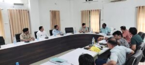 बारनवापारा अभ्यारण्य एवं सीमावर्ती वनक्षेत्र में विचरण कर कर रहे बाघ की सुरक्षा एवं मॉनिटरिंग को लेकर प्रधान मुख्य वन संरक्षक (व.प्रा.) एवं वन्यप्राणी अभिरक्षक की अध्यक्षता में बैठक संपन्न 2 1719561824 711ecb84214d9d50afda