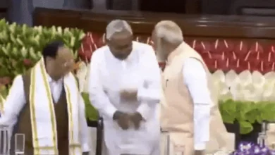 जो भी बचा है, मोदी जी सब पूरा कर देंगे... यह कहकर नीतीश कुमार ने पीएम मोदी के छुए पैर 1 2929709 modinitishgif