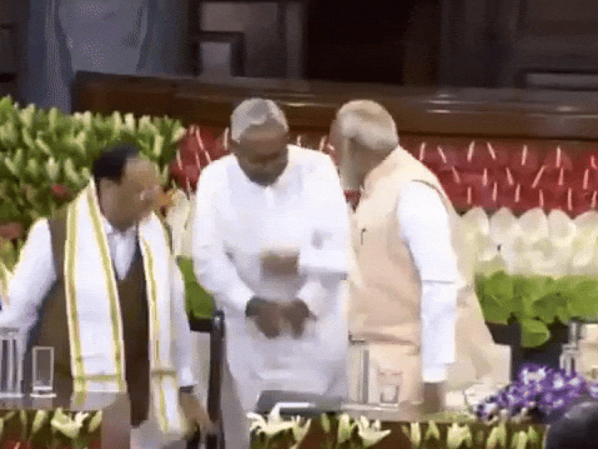 जो भी बचा है, मोदी जी सब पूरा कर देंगे... यह कहकर नीतीश कुमार ने पीएम मोदी के छुए पैर 1 2929709 modinitishgif