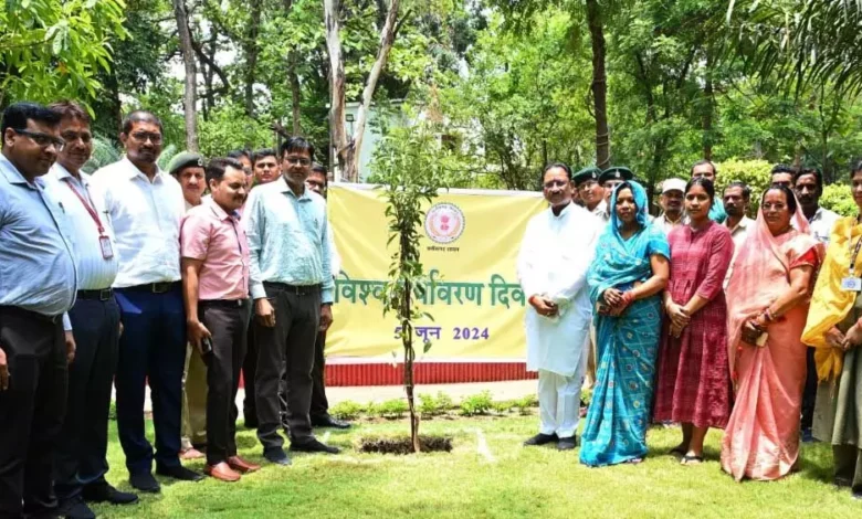 मुख्यमंत्री विष्णुदेव साय ने अपने निवास परिसर में रोपा नीम, रुद्राक्ष और चीकू का पौधा 4 3770605 untitled 35 copy