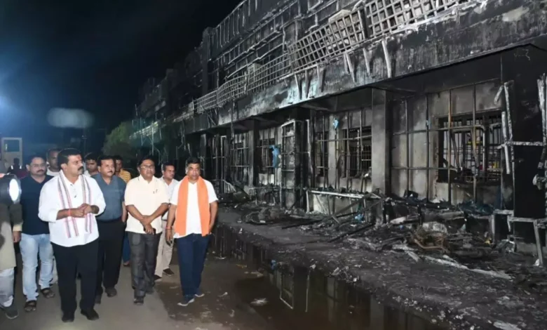 रात 2 बजे बलौदाबाजार कलेक्ट्रेट पहुंचे गृहमंत्री विजय शर्मा घटनास्थल का किया निरीक्षण 5 3783177 untitled 3 copy 1