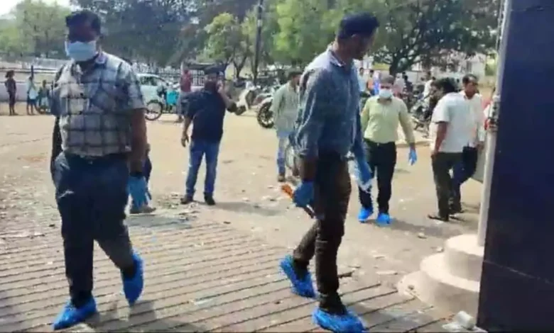 फोरेंसिक टीम बलौदाबाजार कलेक्ट्रेट में मौजूद, हिंसक घटना की जांच जारी 3 3783492 untitled 26 copy