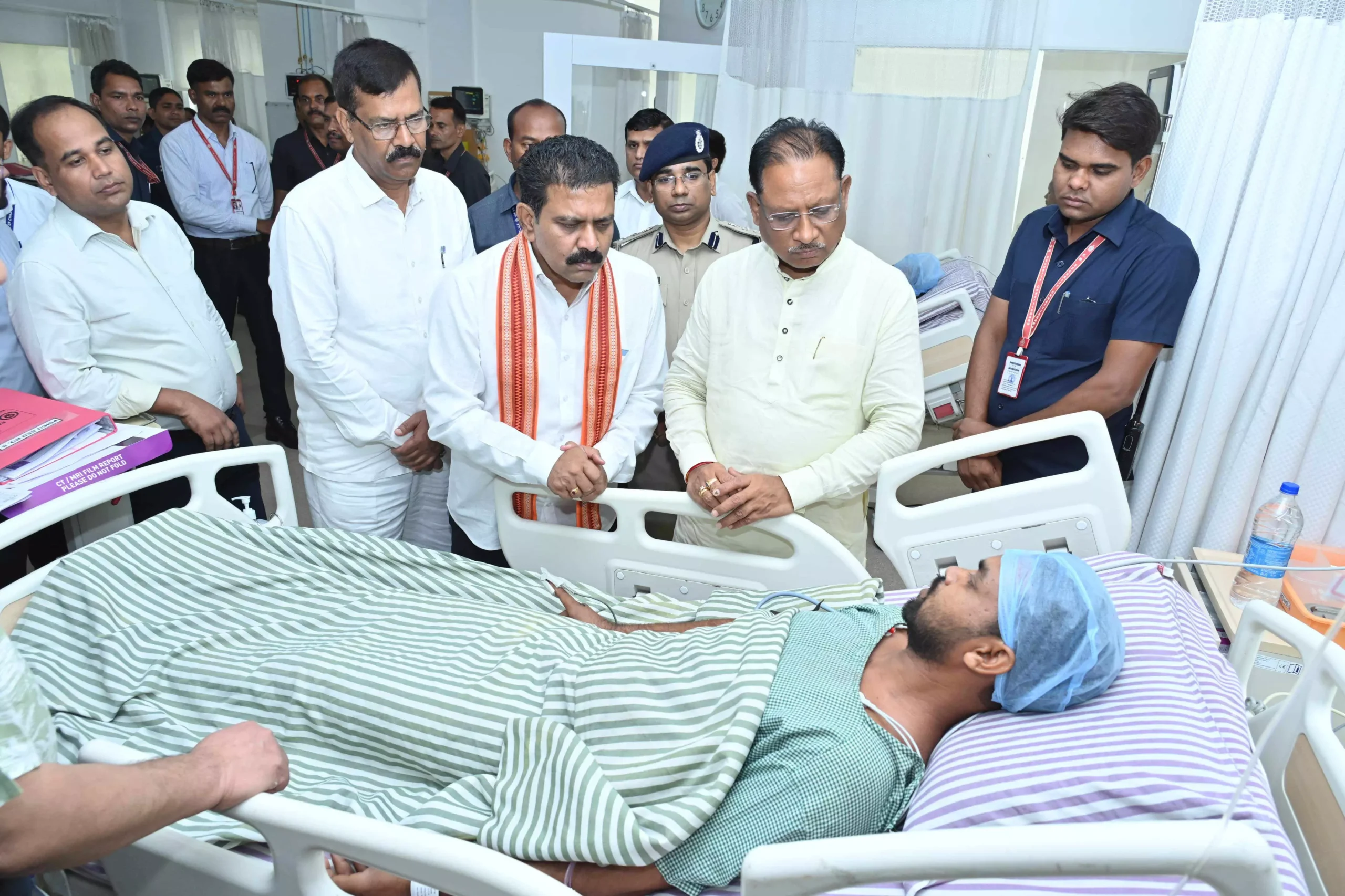 CM विष्णुदेव साय और गृहमंत्री विजय शर्मा ने नक्सली मुठभेड़ में घायल जवानों से की मुलाकात 1 3795173 untitled 33 copy scaled