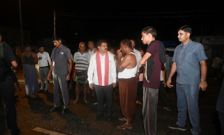 मुख्यमंत्री विजय शर्मा अचानक दुर्घटना स्थल को देखते ही अपना काफिला रूकवाकर घायल व्यक्ति का हाल-चाल जाना 8 43eeed5d 029d 4027 bce7 5a5651ac4087 1