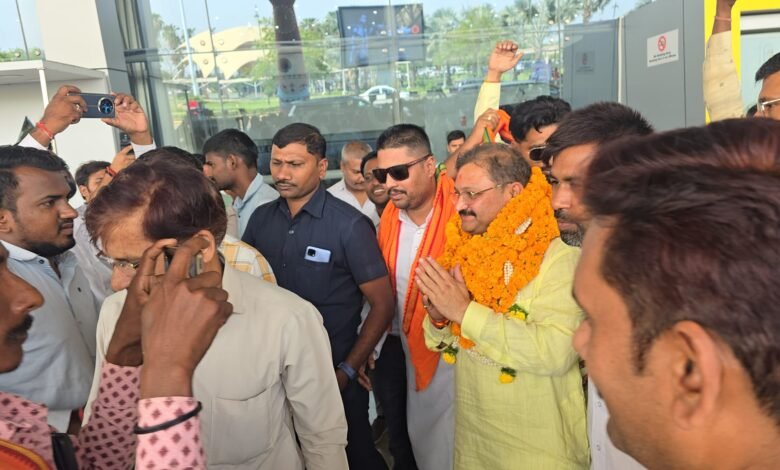 कुशाभाऊ ठाकरे परिसर में हुई सांसदों की बैठक, क्षेत्रीय संगठन महामंत्री ने सांसद संतोष पांडेय से की वन टू वन चर्चा 9 448333144 1036502857841228 3091546468577709238 n