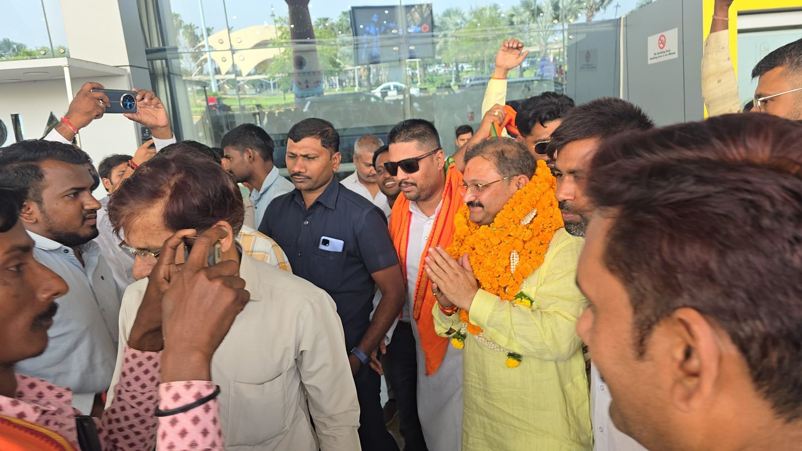 कुशाभाऊ ठाकरे परिसर में हुई सांसदों की बैठक, क्षेत्रीय संगठन महामंत्री ने सांसद संतोष पांडेय से की वन टू वन चर्चा 1 448333144 1036502857841228 3091546468577709238 n