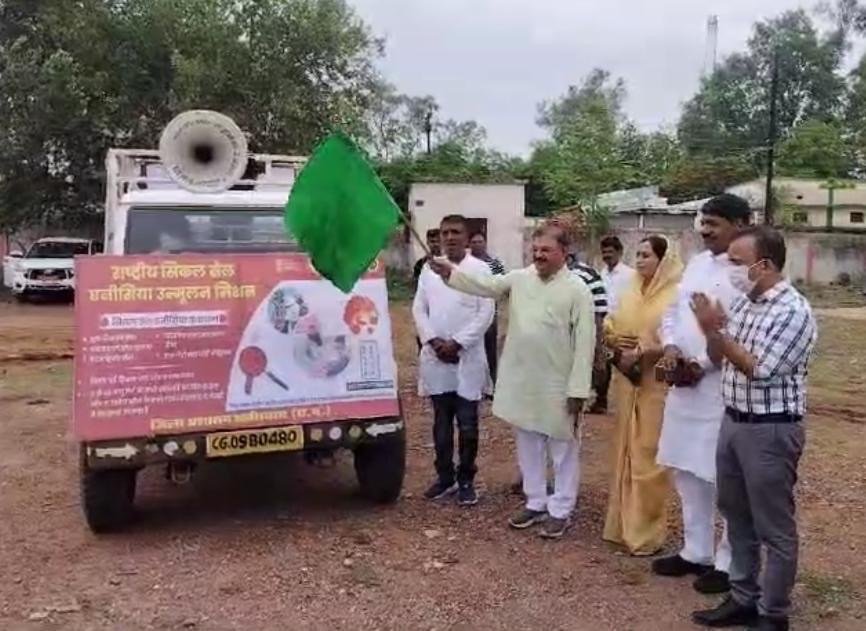 सांसद संतोष पाण्डेय ने सिकल सेल जागरूकता रथ को हरी झंडी दिखाकर किया रवाना 1 4fb40e62 da1c 460e b0f3 ee389f7558f9 1
