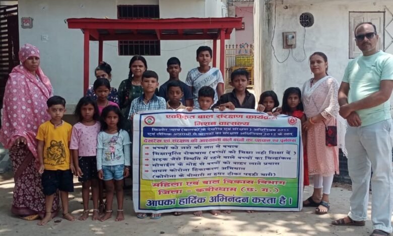 महिला एवं बाल विकास विभाग बाल संरक्षण की टीम ने झुग्गी बस्तियों में जाकर नशा निवारण के लिए लोगों को जागरूक कर दिए कानूनी जानकारी 2 529f8010 8fa0 4bd7 ac1a 0df9e73b4a5e 1