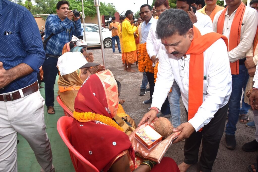 उपमुख्यमंत्री विजय शर्मा ने श्री रामलला के दर्शन कर वापस कवर्धा पहुंचे श्रद्धालुओं का सीताराम संकीर्तन मंडली के साथ किया अभूतपूर्व स्वागत 2 635524d1 4258 4678 a0a6 2bb1d887ca45 1