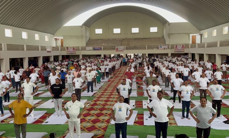 अंतर्राष्ट्रीय योग दिवस पर कबीरधाम जिले के प्रभारी मंत्री एवं कैबिनेट मंत्री लखन लाल देवांगन ने कवर्धा में आज जिला स्तरीय सामूहिक योगाभ्यास का शुभारंभ दीप प्रज्जवलित कर किया। 3 6c019ef3 d8c0 4e0d bcb4 2e95a02cb743 1