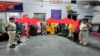 मानव तस्करी के संदेह में रेलवे प्लेटफार्म में बैठी 16 लड़कियों को आरपीएफ ने किया सखी सेंटर के हवाले, सभी युवतियां कवर्धा जिले की रहने वाली 1 CGD0110072 20240611120951 001 th1