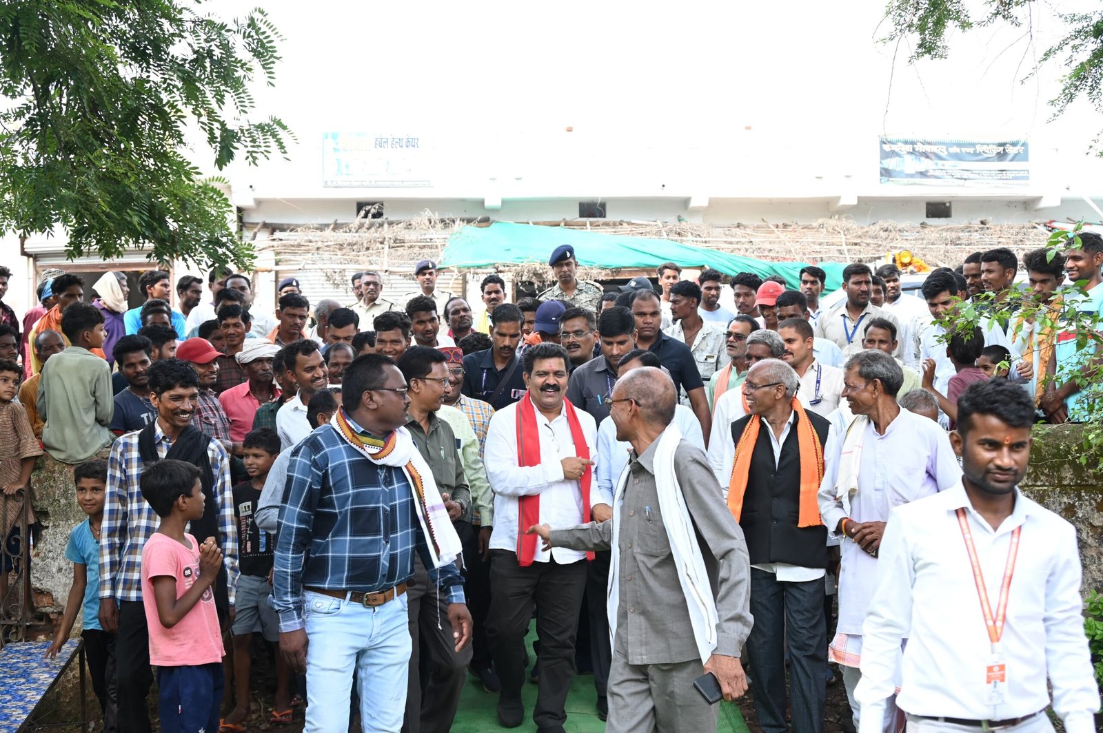 उपमुख्यमंत्री विजय शर्मा ने ग्राम भोंदा में नवनिर्मित शासकीय प्राथमिक शाला भवन का विधिवत पूजा-अर्चना कर वहां पढ़ने वाले बच्चों के साथ लोकार्पण किया 1 IMG 20240624 WA0022 scaled