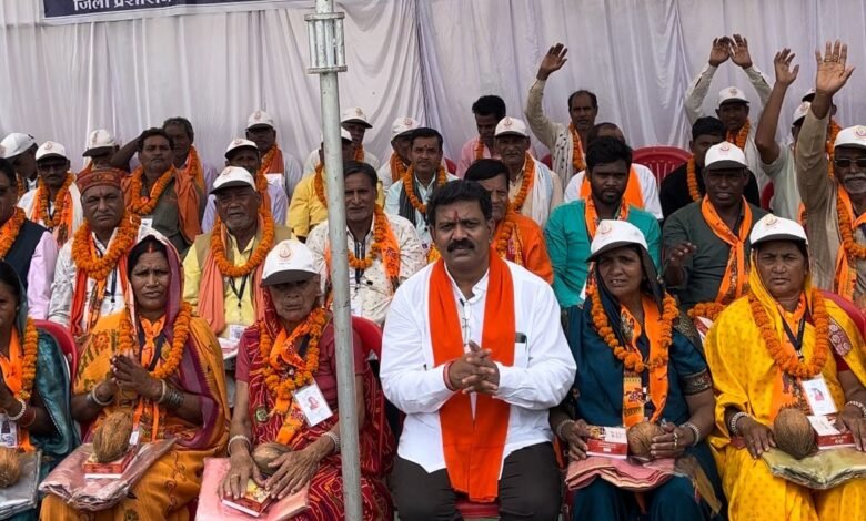 उपमुख्यमंत्री विजय शर्मा ने श्री रामलला के दर्शन कर वापस कवर्धा पहुंचे श्रद्धालुओं का सीताराम संकीर्तन मंडली के साथ किया अभूतपूर्व स्वागत 10 c246df68 20ce 4b86 b90a 52d64478c7f8 1