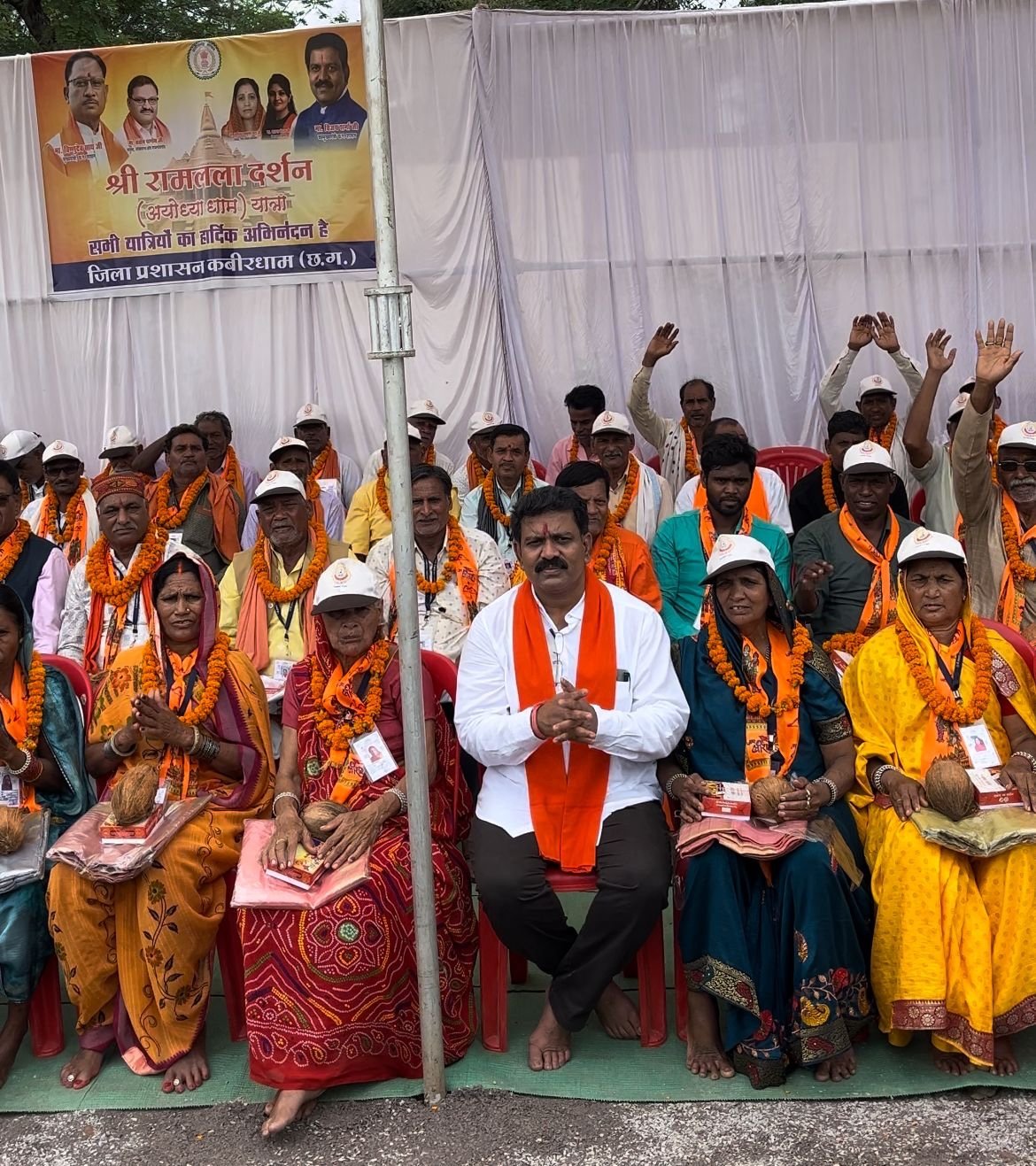 उपमुख्यमंत्री विजय शर्मा ने श्री रामलला के दर्शन कर वापस कवर्धा पहुंचे श्रद्धालुओं का सीताराम संकीर्तन मंडली के साथ किया अभूतपूर्व स्वागत 1 c246df68 20ce 4b86 b90a 52d64478c7f8 1