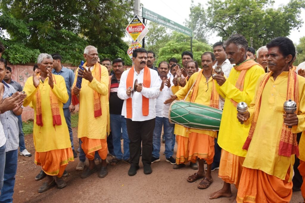 उपमुख्यमंत्री विजय शर्मा ने श्री रामलला के दर्शन कर वापस कवर्धा पहुंचे श्रद्धालुओं का सीताराम संकीर्तन मंडली के साथ किया अभूतपूर्व स्वागत 5 ddda6b81 8d78 4215 b3d8 babf3f81db8e 1