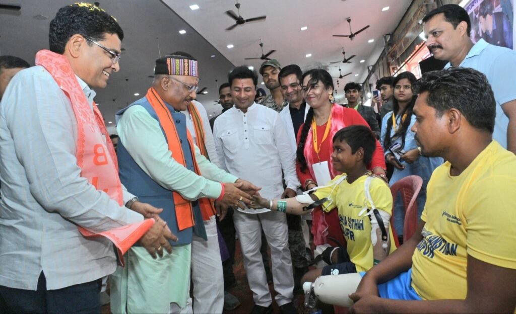 मुख्यमंत्री विष्णु देव साय राजधानी रायपुर के एमजी रोड स्थित जैन दादा बाड़ी पहुँचे 2 img 6526 1
