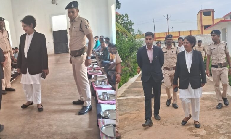 जिला न्यायाधीश सत्यभामा अजय दुबे ने जेल का किया औचक निरीक्षण 11 photo output 1