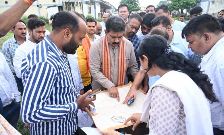 उपमुख्यमंत्री श्री शर्मा ने कबीरधाम में प्रस्तावित मेडिकल कालेज के स्थल और भवन निर्माण के ड्राइंग-डिजाइन का किया अवलोकन 4 1719843945 6a9204f75b043cfce497