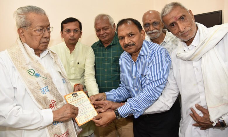 राज्यपाल हरिचंदन से श्री जगन्नाथ मंदिर ट्रस्ट धमतरी के पदाधिकारियों ने सौजन्य भेंट की 11 1719996651 a0726f92c54af0f825bf