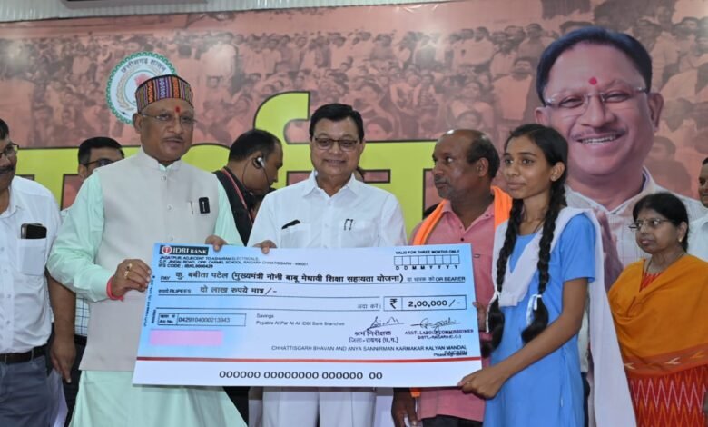 जनदर्शन में मुख्यमंत्री ने श्रमवीरों के मेधावी बच्चों को किए दो दो लाख रुपए के चेक वितरित 2 1720074535 2169abda9ae2c676e00f