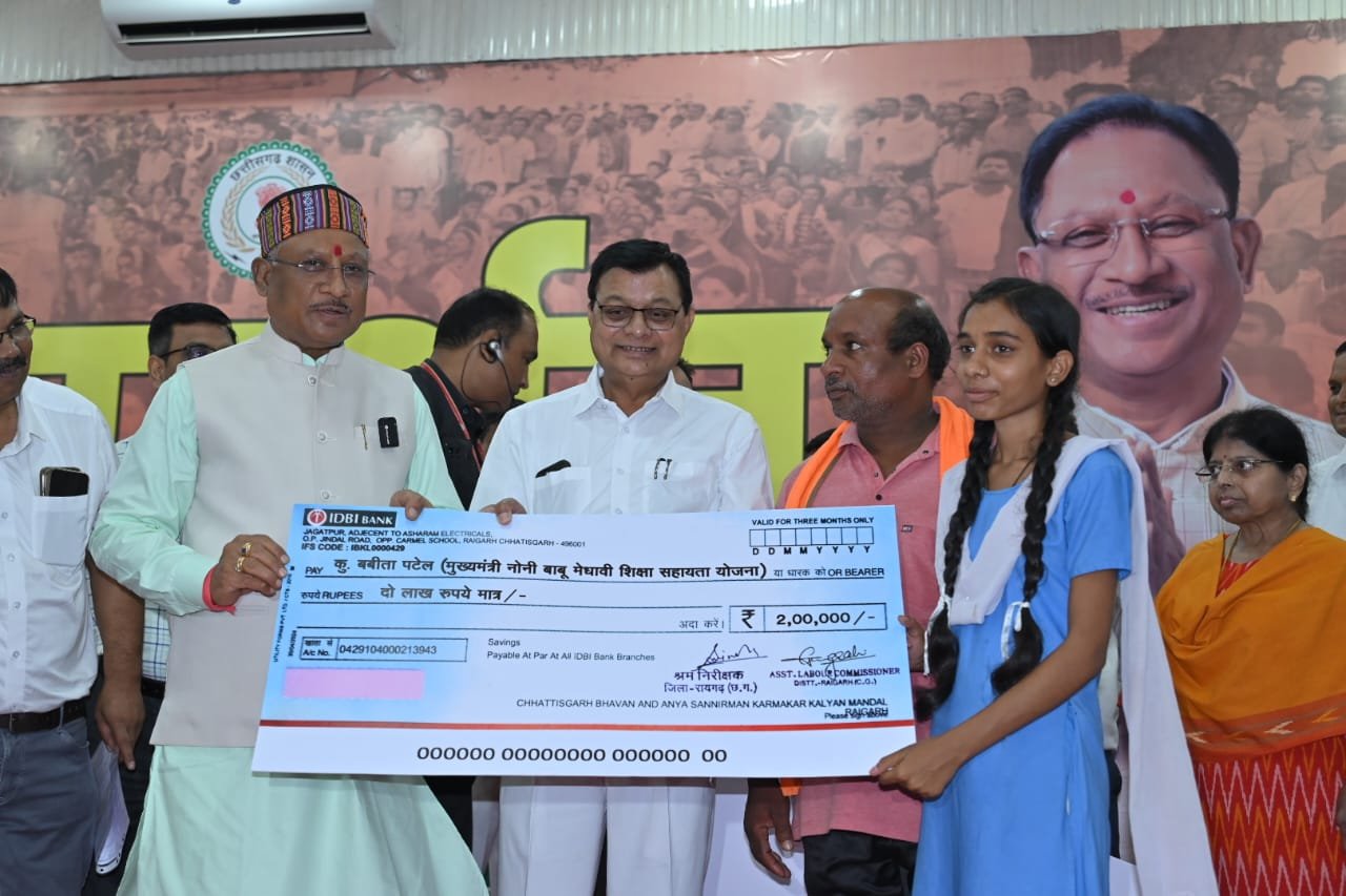 जनदर्शन में मुख्यमंत्री ने श्रमवीरों के मेधावी बच्चों को किए दो दो लाख रुपए के चेक वितरित 1 1720074535 2169abda9ae2c676e00f